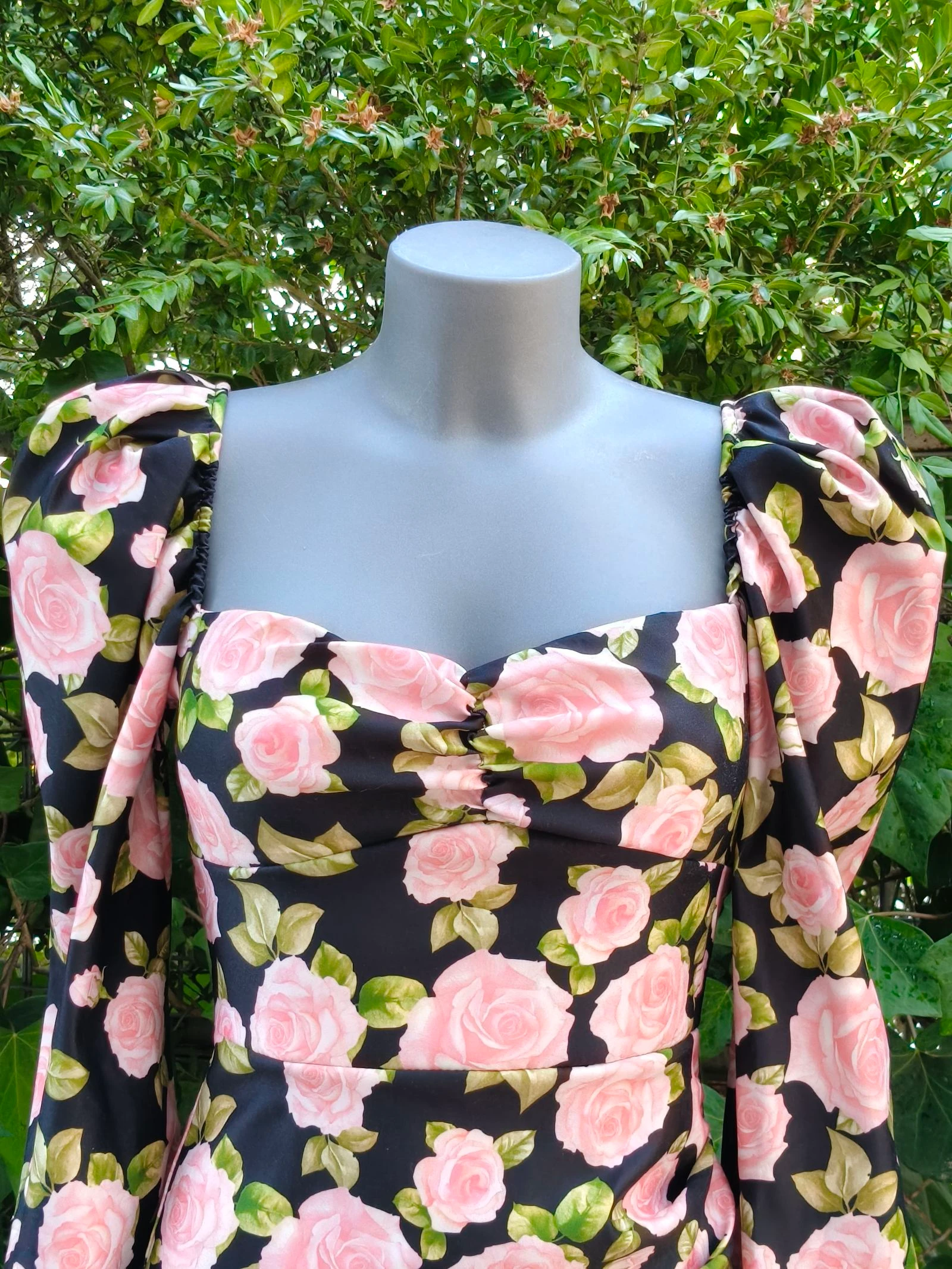 Robe courte fleurie avec manches bouffantes – photo 6